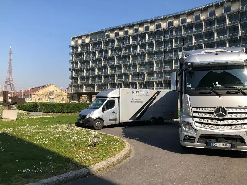 Camion Eurolay devant la tour Eiffel